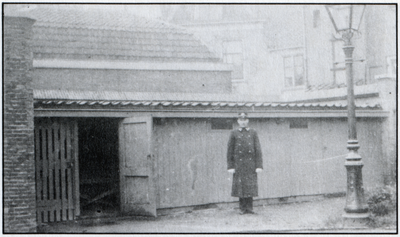 879220 Gezicht op het nachtverblijf voor daklozen bij de politiepost Weerdbarrière (Nieuwe Kade 3) in Wijk C te Utrecht.